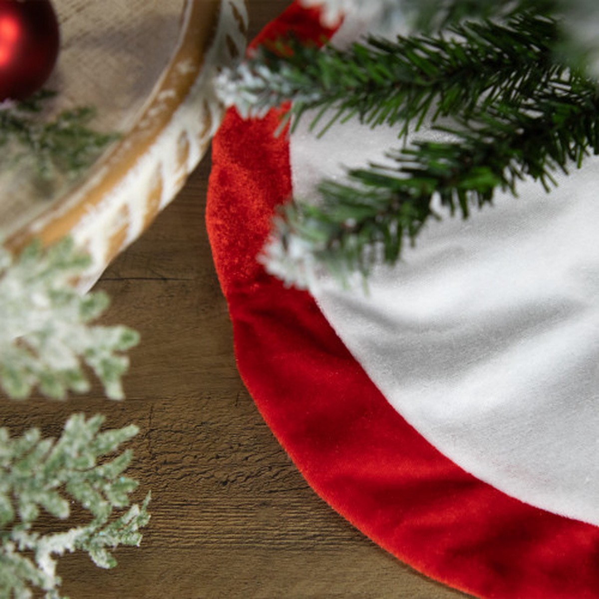 18" White and Red Velveteen Mini Christmas Round Tree Skirt
