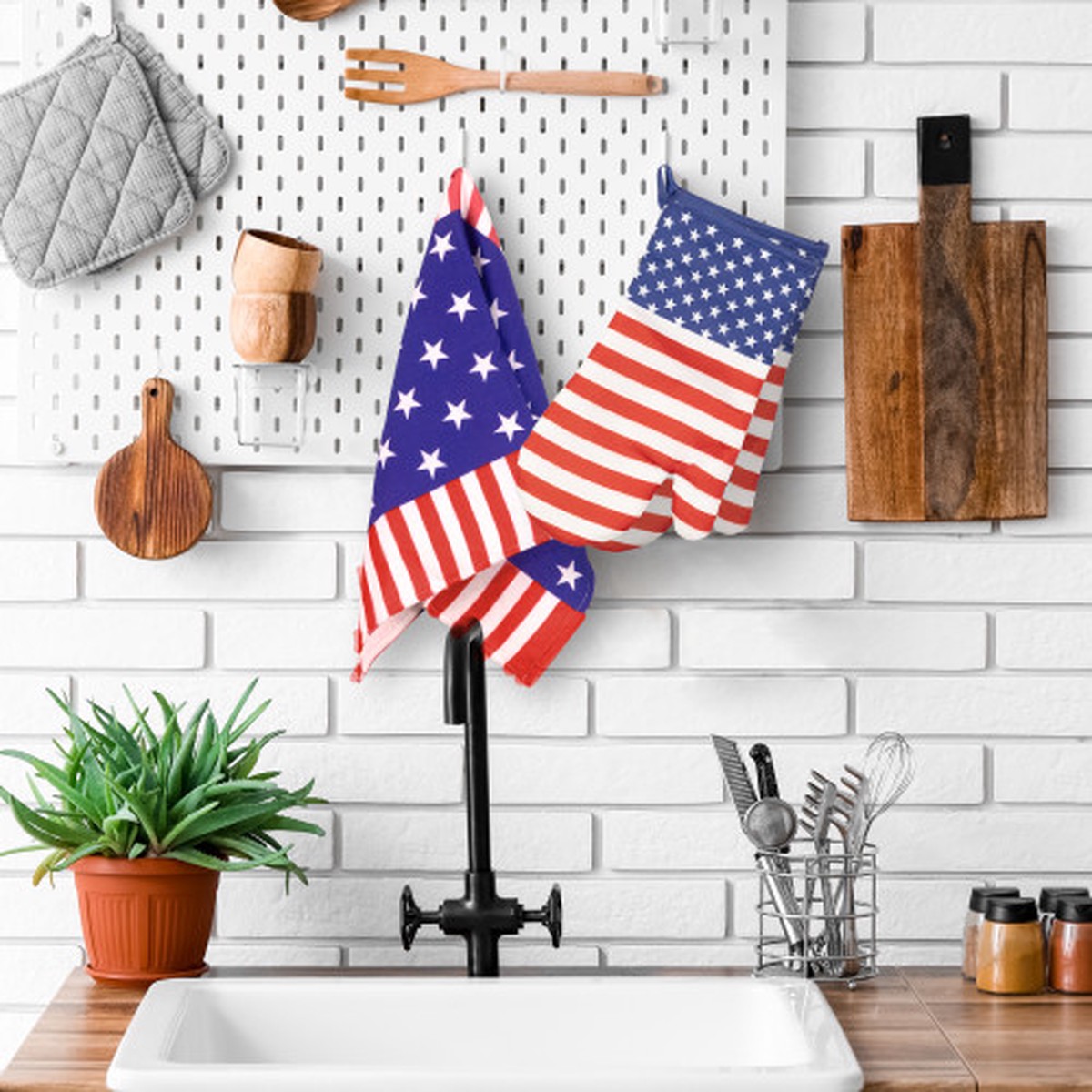 Stars and Stripes Americana Oven Mitts – 13.75″ – Red and Blue – Set of 2