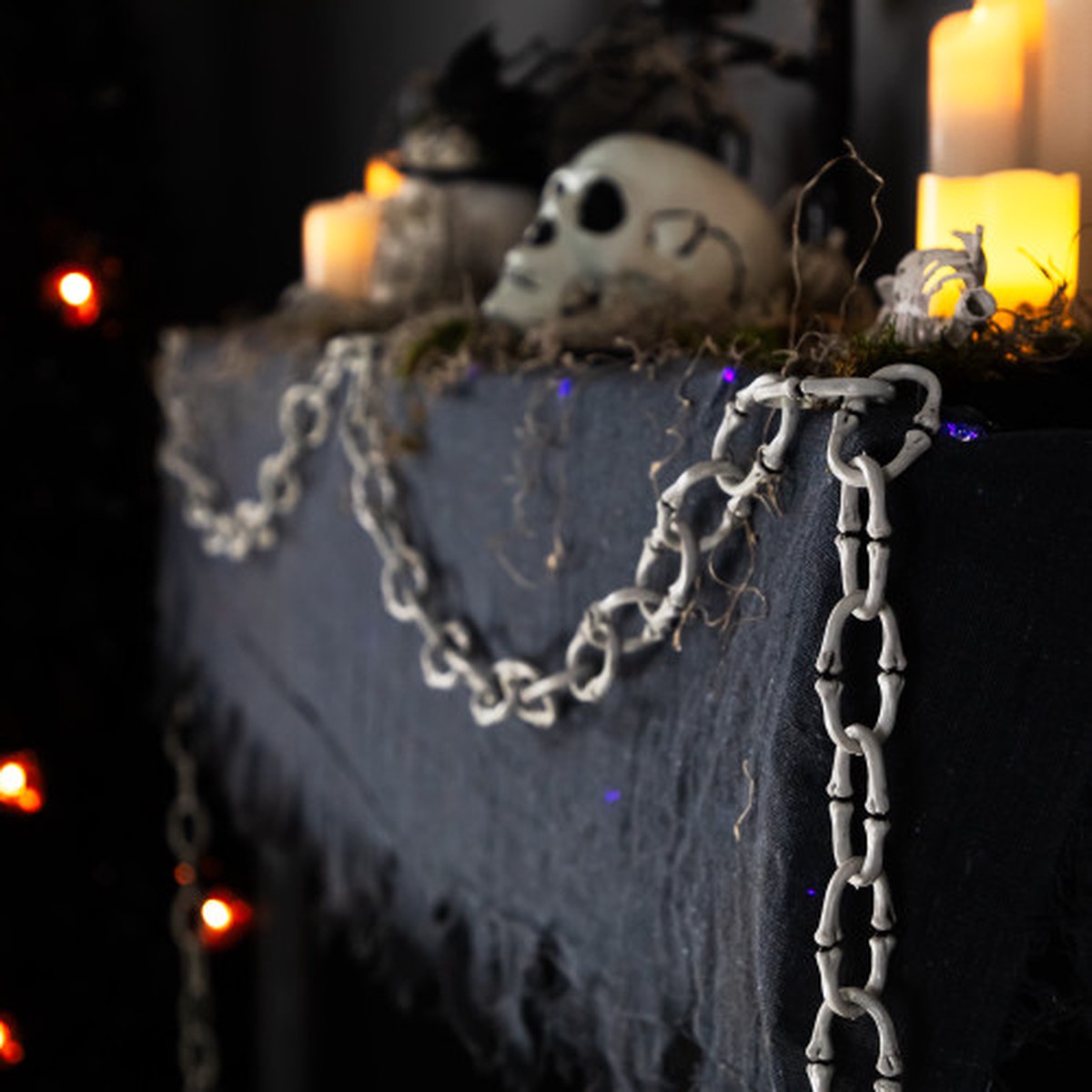 12″ Bone-Like Chainlink Hanging Halloween Decoration – Off White and Black