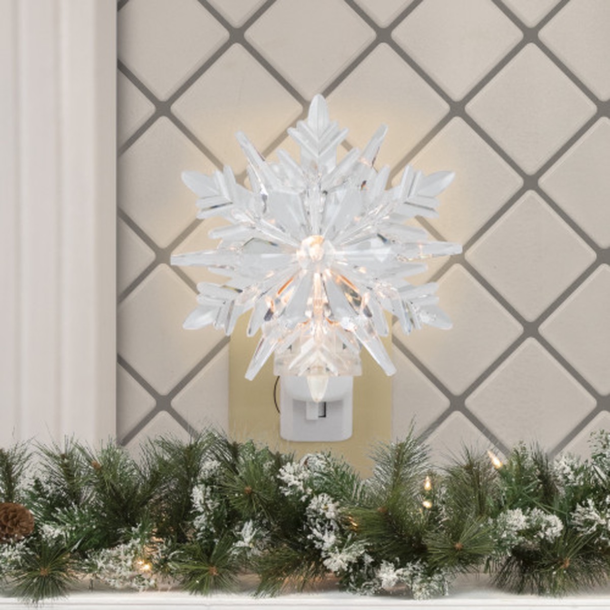 6″ Six Point 3D Snowflake Rotating Plug Christmas Night Light – Clear